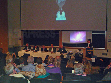 Rava And David Logan Investigative Reporting Symposium（ラヴァ＆デイヴィッド・ローガン調査報道シンポジウム） の様子。　テーマは「The War on WikiLeaks（ウィッキーリークスに対する戦争）」だった。 / 2011年 UCバークレーにて