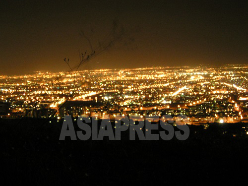首都テヘランの夜景。これは市外北部の丘の上から撮影したものだが、上空から見下ろす町全体の夜景はさらに荘厳。