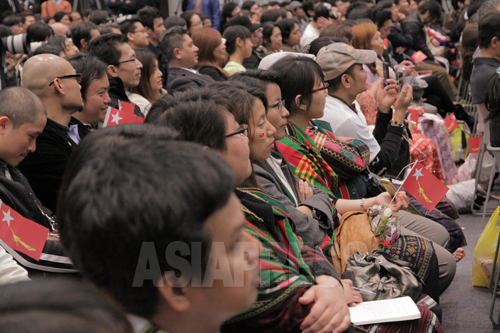 アウンサンスーチーさんとの集会に臨んだ在日ミャンマー人たち（2013年4月13日　東京・渋谷）