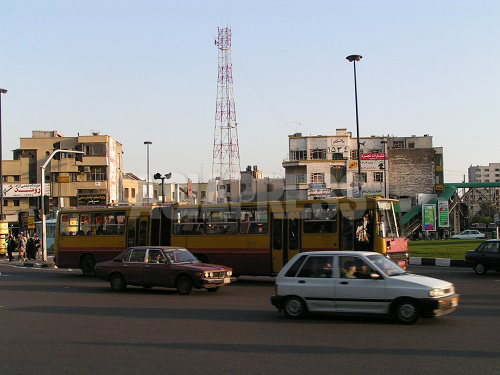 イランの市バスは中で男女が区切られている。スペースの比率は３：２ほどで、女性スペースは大抵込み合っている。