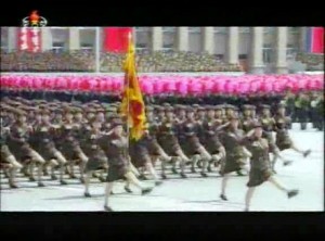 2013年7月27日、「戦勝60年」を祝う閲兵式で行進する女性部隊。女子大学生の民兵の隊列だと思われる。（朝鮮中央テレビより引用）