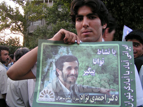 アフマディネジャード候補を支持する若者。テヘランで。（撮影・筆者 2005年）