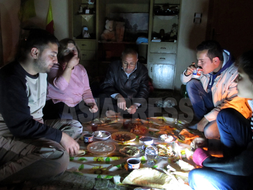 電気は一日にたった一時間。市民は毎晩、懐中電灯の灯りで夕食を囲こみ、電池式のラジオを聴いて戦況を知る。（シリア北東部デレクにて玉本英子撮影：2013年春）