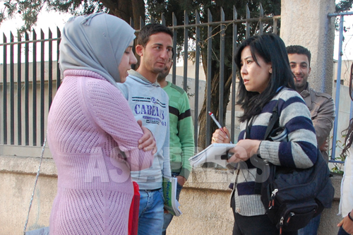シリアの学生たちから話を聞く玉本英子。内戦下の市民の暮らしを伝えるため、シリア北東部に入った（2013年春撮影）