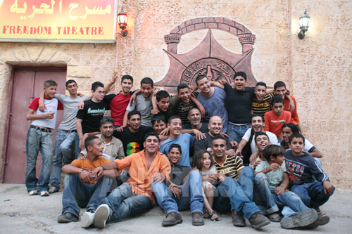 ジュリアーノを真ん中に自由劇場の仲間たち（2007年　ヨルダン川西岸ジェニン難民キャンプ）