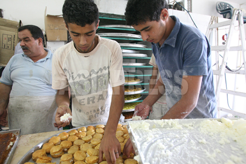 お菓子屋で働くカマール（2007年　ヨルダン川西岸ジェニン市）