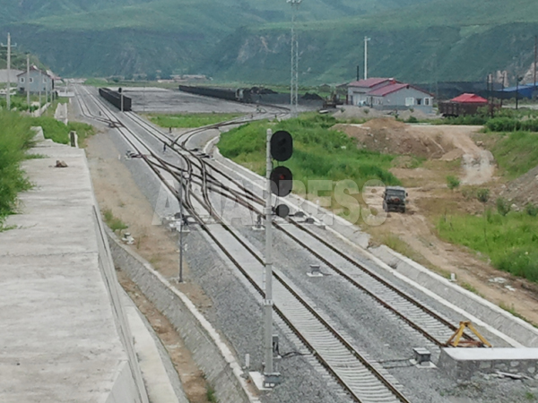 和龍市南坪鎮にある「和坪鉄道」の始発駅。2013年8月、南坪鎮で撮影。右側奥の山は北朝鮮。