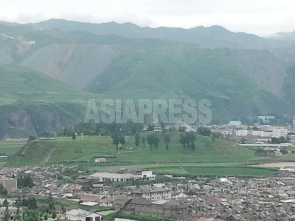 中国側から見た北朝鮮の茂山鉱山　2013年8月、南坪鎮で撮影。