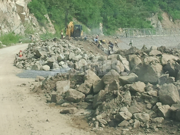 豆満江沿いでは、新たな堤防工事が進んでいた。2013年8月、南坪鎮で撮影。