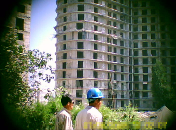 （参考写真）20階を超える高層アパートの建設現場。各階の窓枠の位置も大きさもまちまちで歪んでいるのがよくわかる。2011年8月　平壌市大同江区域にて　ク・グァンホ撮影