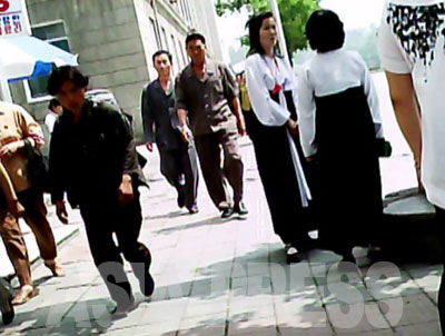 チマチョゴリ姿の二人組は女性同盟糾察隊。街角に立って服装や髪型、金日成バッジをつけているかどうかなど、身なりを検査・取り締まる。中心部の牡丹峰（モランボン）区域。