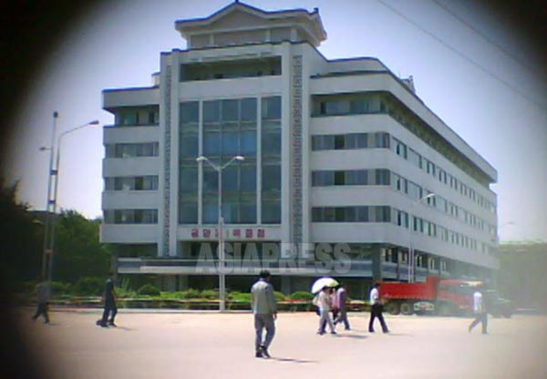 5階建ての平壌第一百貨店は1980年代前半に建設された。（写真はすべて2011年9月　ク・グァンホ撮影）