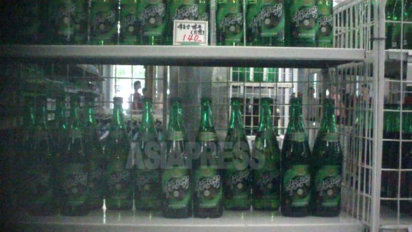 「大同江ビール　140ウォン」の値札が見える。生産に英国の設備を導入し、味は良いと評判。