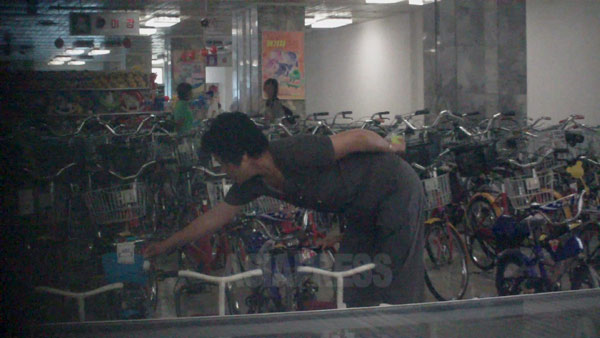 子ども用の三輪車から大人用自転車までたくさん陳列されているが国産かどうかは不明。ちなみに北朝鮮で走る自転車のほとんどは日本から輸入された中古自転車。