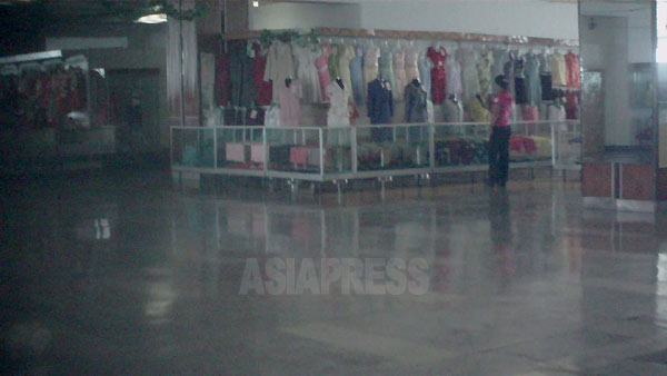 閑散とした婦人服売場。（写真はすべて2011年9月　ク・グァンホ撮影）