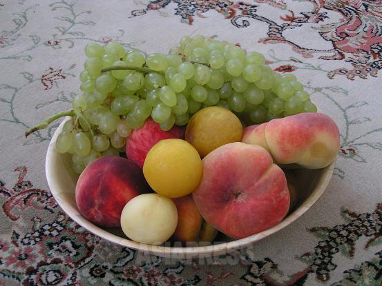 妊娠中、重たいイラン食は食べられないが、イランの安くて豊富な果物には助けられた。最もつわりが重い時期には、ミキサーでジュースにして飲んだ。（撮影筆者）