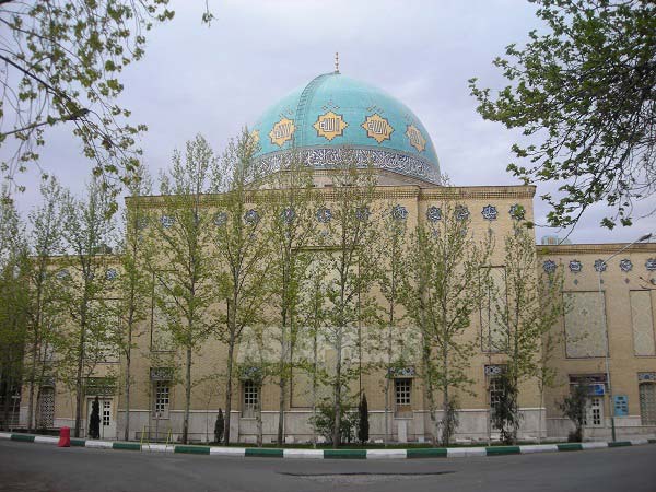 タルビヤテ・モダッレス大学のモスク。どこの大学にもモスクはあり、大抵はバスィージ（体制派民兵）の学生事務所を兼ねている（撮影筆者・テヘラン・2007年）