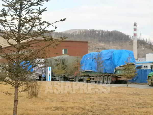 北朝鮮に向かう貿易のトラックが税関検査のため列をなしている。（写真：アジアプレス）