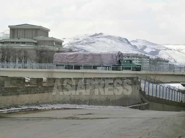北朝鮮から戻ってきた貿易トラック。国境連絡橋への接近を阻むため、橋の下に鉄条網が張られている。（写真：アジアプレス）