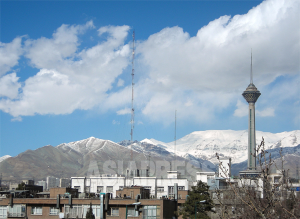 2月、テヘラン市街から見上げるエルブルース山脈（撮影筆者）