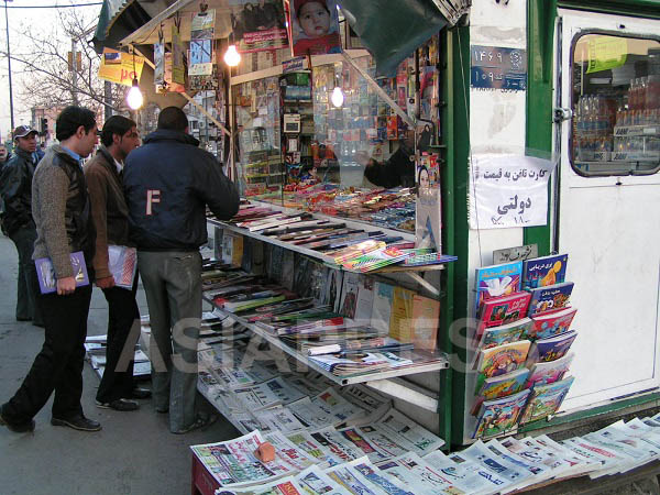 テヘランの街中に立つキオスク。お菓子、飲み物、新聞、雑誌、テレフォンカードなどが売られる。店番を兼ねて、狭い店内で夜を明かす売り子も多い（撮影筆者）