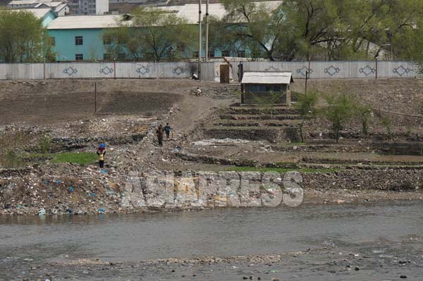 国境警備隊のチェックを経て住民たちが川に洗濯のために降りてきている。恵江(ヘガン)洞