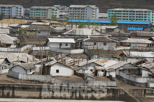 鴨緑江の中国側から撮影した両江道の恵山市の一軒家密集区域。2014年5月13日、撮影アジアプレス