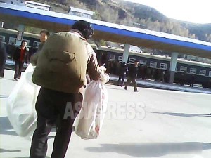 北朝鮮には「知られざる日本人」が地方都市にも多数居住しているという。写真は協力者が取材した北部両江道の鉄道駅。2013年10月撮影 アジアプレス