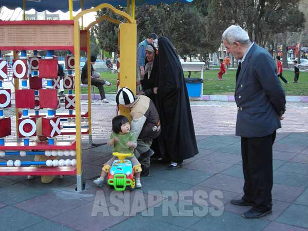 テヘラン市街、近所の公園にて。老若男女問わず、イラン人は公園が大好きだ。（大村左知子撮影／2009）