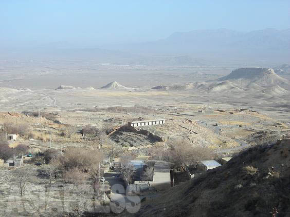 宿の裏手の丘からは、イランらしい乾いた平原の景色が一望できる。（イラン・マハッラート温泉）