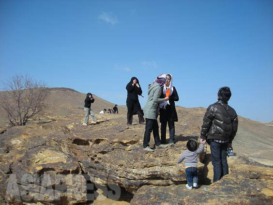 丘の上で戯れる他の観光客。山の上で自然に挨拶が口に出るのも日本と同じ（イラン・マハッラート温泉）