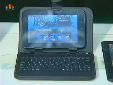 写真２　朝鮮中央テレビで2012年10月に紹介されたタブレットPC。キーボードを連結することもできる。朝鮮中央テレビより引用