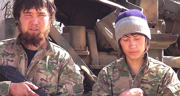カザフスタンから義勇戦闘員として参加したカザフ人部隊。この部隊はシリア東部の戦線に配属されたとみられ、宣伝映像ではカザフ語でジハード（聖戦）を呼びかけている。（ＩＳ映像）