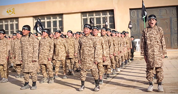 最近公開されたラッカで撮影されたとする映像。ISは一般学校とは別に、少年ムジャヒディン戦士を養成するための教育施設も各地に開設。軍事訓練やコーランの学習など、ISが理想とする「イスラム戦士」のための教育が進められている。シリア・ラッカ県（ＩＳ映像）