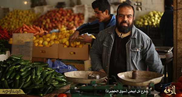 ISが公開したラッカの市場の様子。市民生活はISの統治のもと平安であることを強調し、「恐怖支配というのは西側キリスト教国・十字軍のデマである」などとしている。シリア・ラッカ県（イスラム国映像）