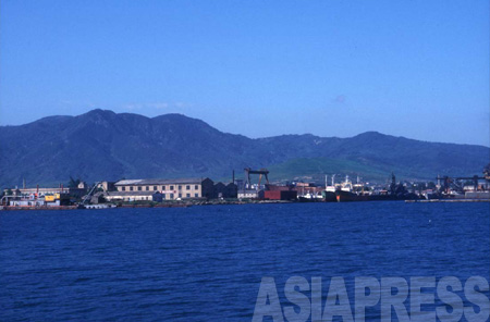 羅津港の埠頭。近海の漁業資源は枯渇気味だという。1997年8月　石丸次郎撮影(アジアプレス)