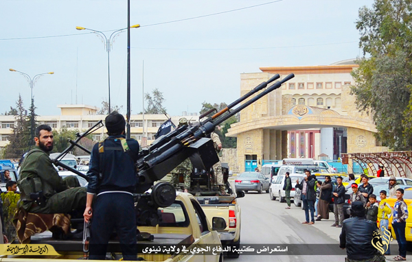 モスル市内を警備するＩＳの防空大隊の戦闘員。モスルにはイラク政府軍の空爆が繰り返し行われている。ＩＳ映像より