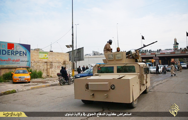 昨年６月、イラク第２の都市モスルを武力制圧したISは、敗走したイラク軍の基地から大量の武器・弾薬を捕獲した。写真は、イラク軍が米国から供与された戦闘車両ハンヴィーをＩＳが奪い、使っているもの。モスル　ＩＳ映像より
