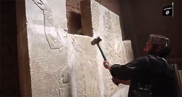 アッシリア帝国やシュメール時代の古代遺跡も爆破、解体されるなどし、文化遺産への被害も深刻だ。ニナワ県　ＩＳ映像より