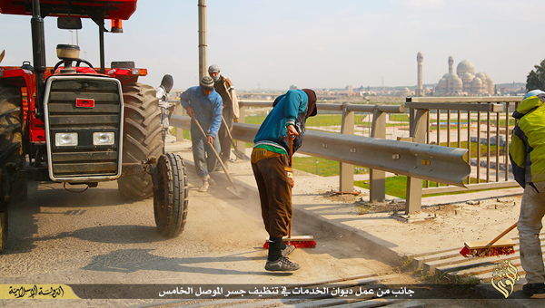 ISは行政運営を始めており、公共工事も行っている。写真は道路清掃や舗装に雇用された市民の様子を伝えるIS宣伝映像。背後に見えるのはモスルの大モスク。モスル　IS映像より