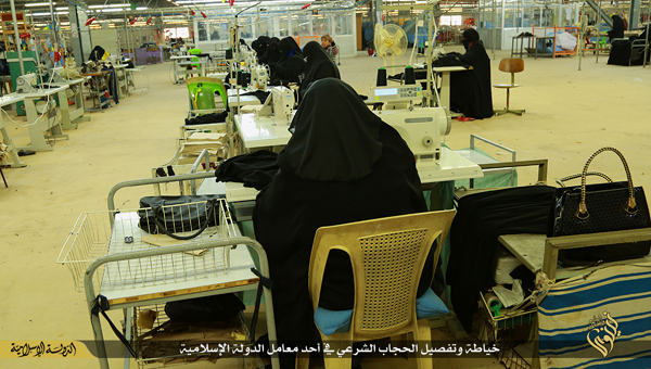IS支配地域では、女性は外出時は黒いヘジャブをかぶらなければならなくなった。着用しないと処罰される。写真はニナワのヘジャブ工場の様子。「女性たちに無料で配布」としている。IS映像より
