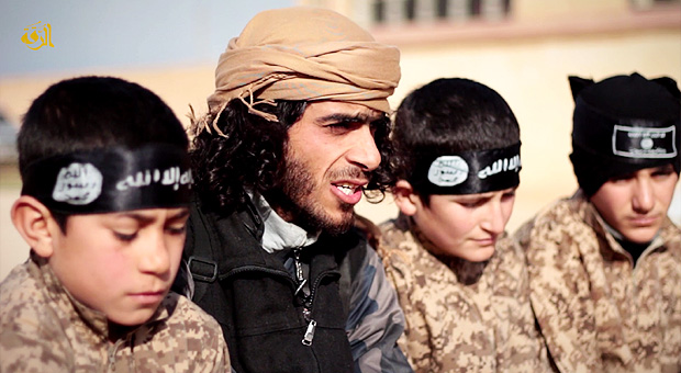 シリア・ラッカの少年軍事訓練所を宣伝するＩＳ映像にはフェルハン君の教官が映っていた。ウズべキスタンから来た外国戦闘員で、「ヤズディは悪い奴らだ」と口汚い言葉で言っていたという。（2015年・IS映像)
