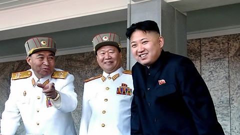 金正恩の補佐役として絶頂にあったころの李英鎬（左）と崔龍海（中）。（2012年4月15日　朝鮮中央通信配信の写真より）