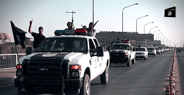 昨年6月、敗走したイラク治安部隊や警察の車両を奪い、モスルに「入城」したＩＳ部隊。（モスル・IS映像）
