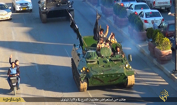 ＩＳは敗走したイラク軍や治安部隊の武器を大量に奪取。米軍がイラクに供与した最新戦車や防爆車両、戦闘装甲車を奪い、各地の戦線に振り分けて一気に支配地を広げた。イラク軍の兵器がシリアで使われる例もあいついだ。写真はモスルでＩＳが強奪したイラク軍装甲車。（ニナワ・IS映像）