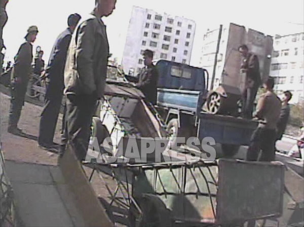 無断営業のリヤカーを当局が没収してトラックに載せている。（2008年10月黄海南道東海州（トンヘジュ）　シム・ウィチョン撮影）