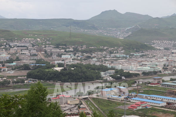 中国側から撮影した両江道の恵山市。鴨緑江の連絡橋を渡ったところに税関がある。（2010年7月　リ・ジンス撮影）