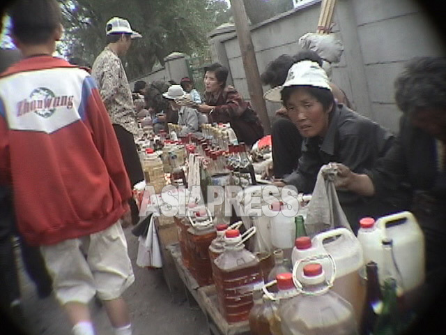 2003年当時の恵山市内。街のいたる所に青空市場が広がっていた。2003年4月　アン・チョル撮影（アジアプレス）
