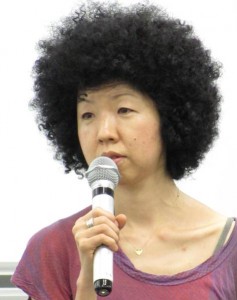 座談会では、紛争地を取材する女性記者2人と、稲垣えみ子元朝日新聞論説委員（写真）を交えて行なわれた。（2014年9月　東京・早稲田大）