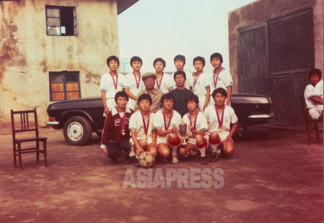 珍しい地方の女子サッカーチームの記念写真。大規模企業所に所属するチームと思われる。好成績を残したのかメダルを胸にした選手たちの表情が誇らしげだ。咸鏡北道恩徳（ウンドク）郡にて93年7月に撮影。北朝鮮住民の提供を受けた。